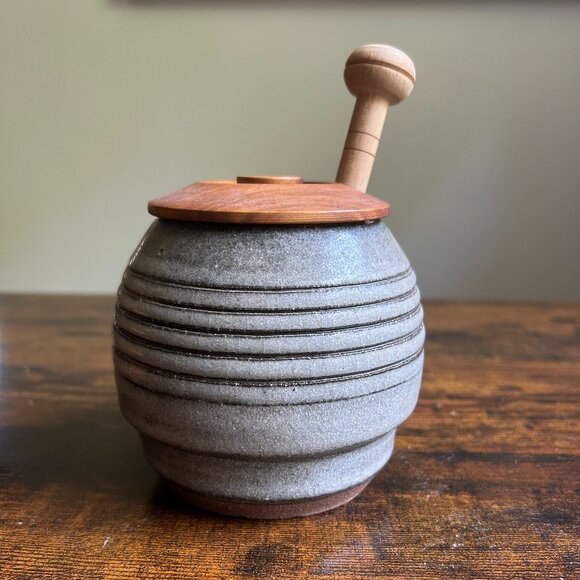 Honey Pot - Vintage, Handmade Ceramic - Picture 2 of 3